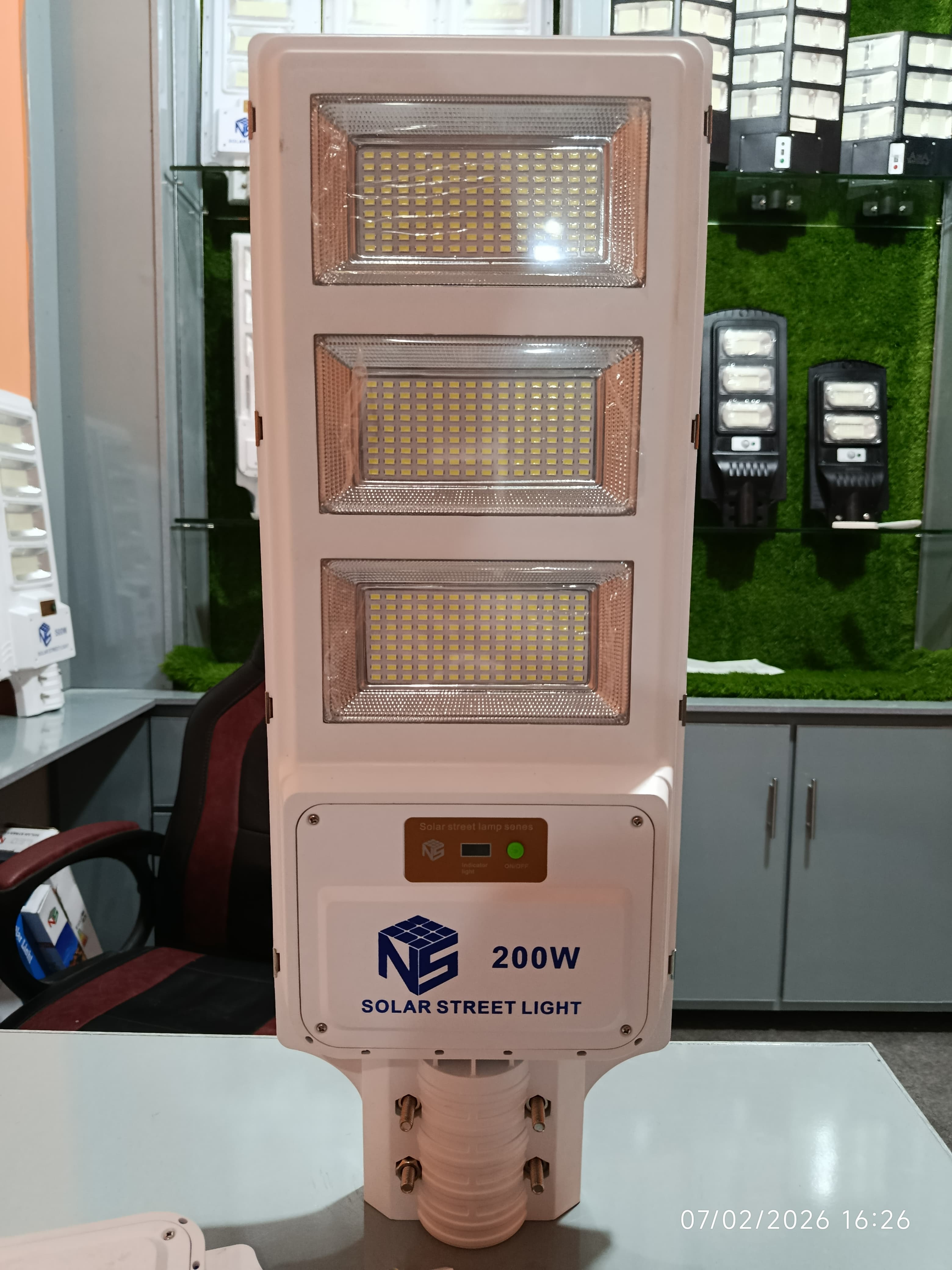 200 WATT SUPER LED SOLAR STREET LIGHT FULL NIGHT BATTERY BACKUP With One Year  Warranty