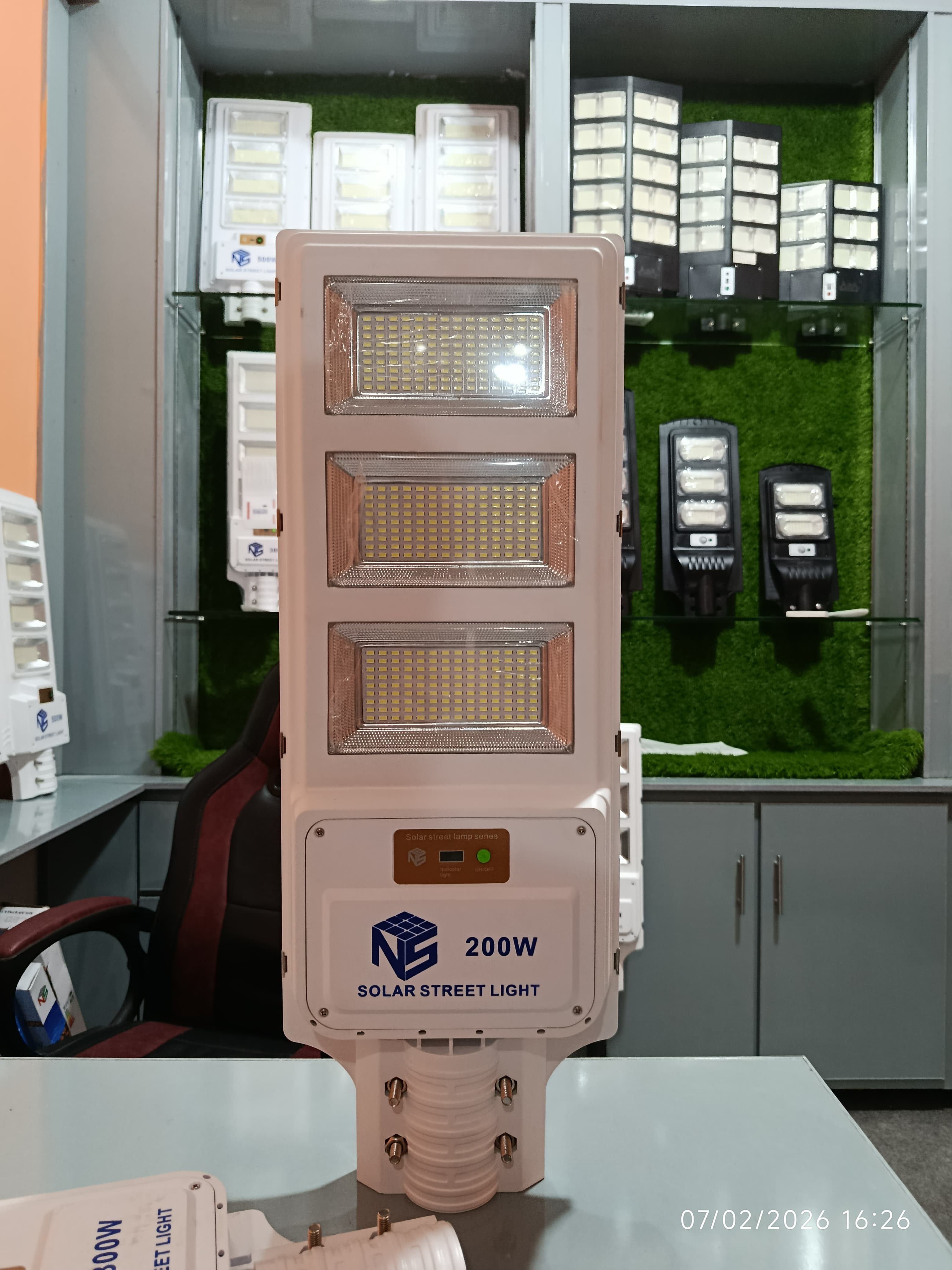 200 WATT SUPER LED SOLAR STREET LIGHT FULL NIGHT BATTERY BACKUP With One Year  Warranty